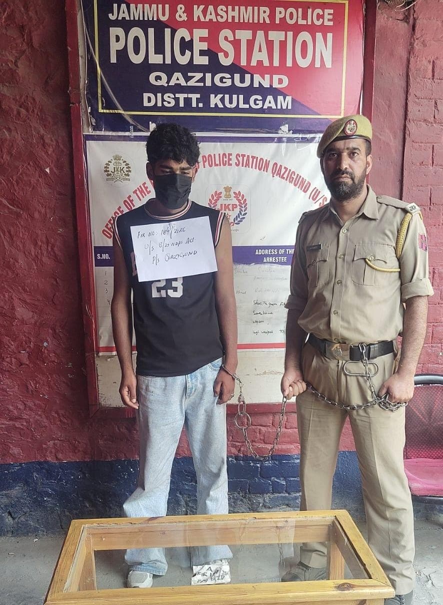 Kulgam Police Apprehends Drug Peddler at Qazigund; Heroin like contraband substance Recovered